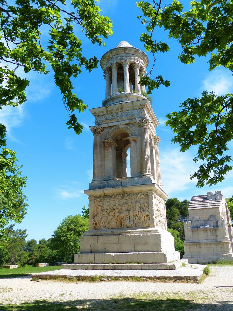 France, site romain "Les Antiques de Glanum", le Mausolée des Julii rendant hommage aux guerriers à St Remy de Provence by Roger Narbonne