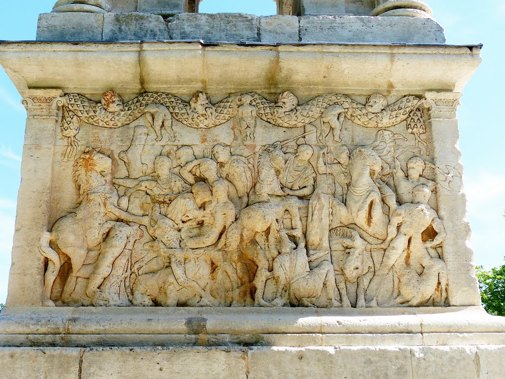 France, le "Mausolée des Jules", avec quatres reliefs allégoriques qui ornent le socle représentent des scènes guerrières by Roger Narbonne