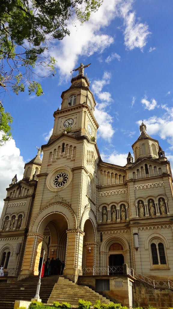 Igreja Católica - São Francisco de Paula - Ouro Fino-MG by Robison Burim