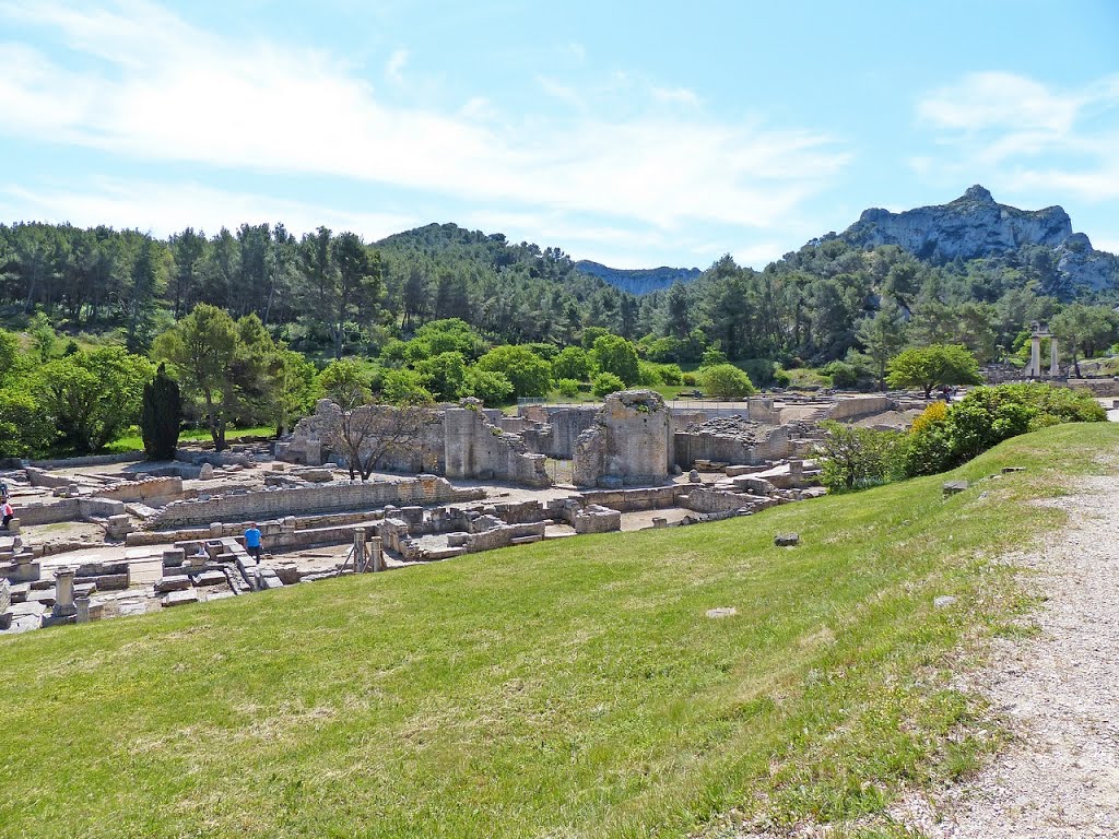 France, le site archéologique de Glanum la cité gallo romaine à Saint Rémy de Provence by Roger Narbonne