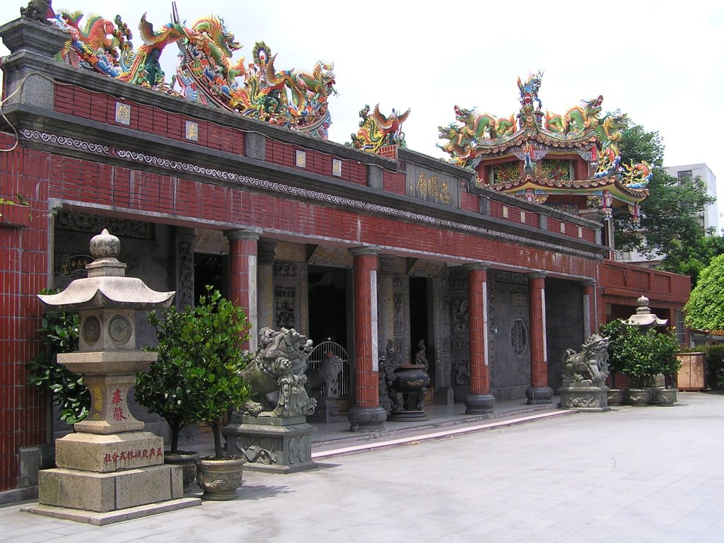 Xizhi Temple of the old town /汐止老街忠順廟(汐止神社) by 陳經曜