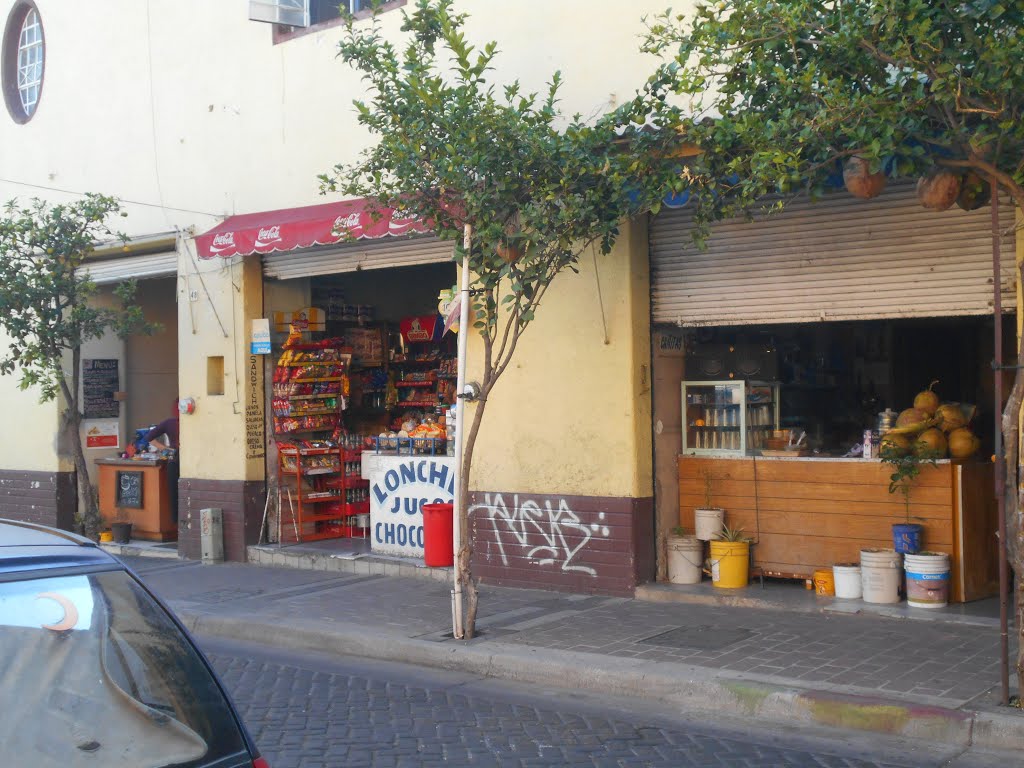 Café y Desayunos - Abarrotes - Jugos de Coco/Caña - by Laetitia Boon