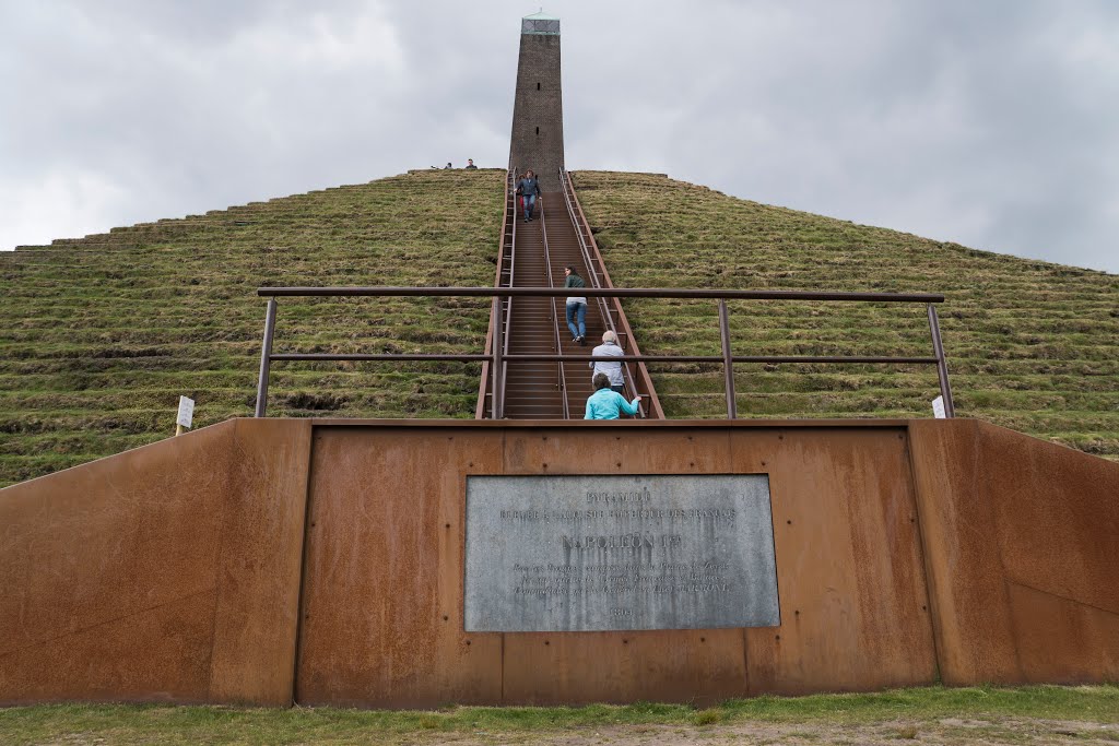 Pyramide van Austerlitz, Woudenberg, Nederland. by Geert Giesen