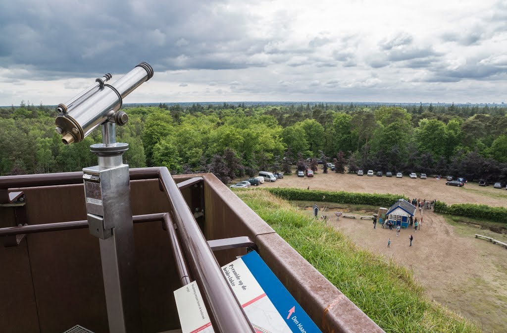 Pyramide van Austerlitz, Woudenberg, Nederland. by Geert Giesen