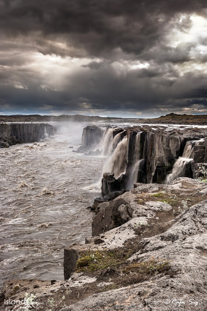 Waterfall in the highlands by Rafn Sigurbjörnsson