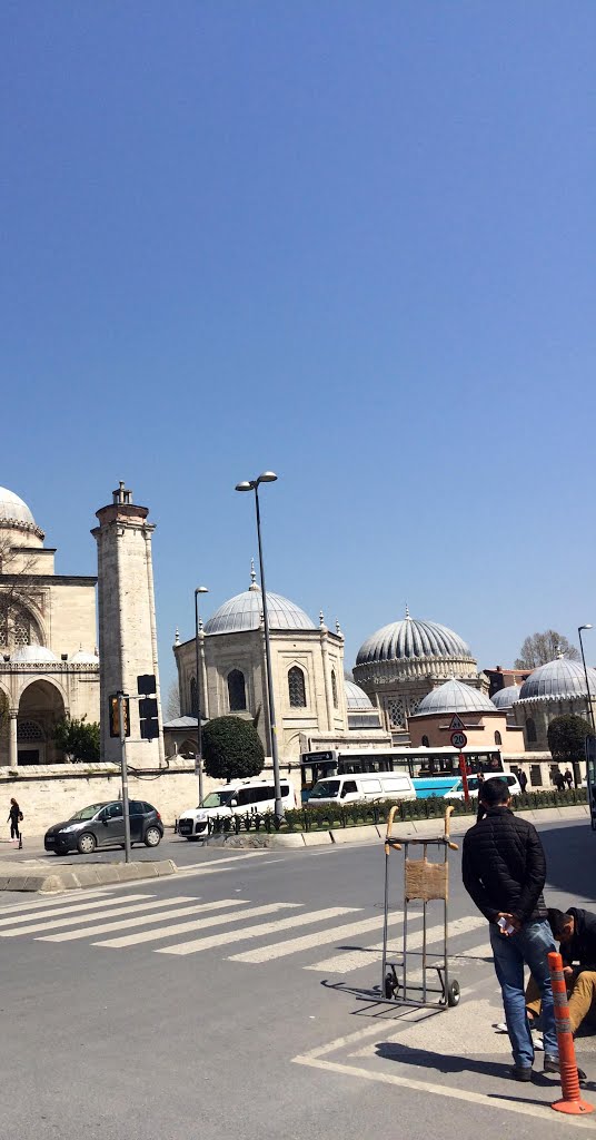 Istanbul, İstanbul, Turkey by Hadi Kazu