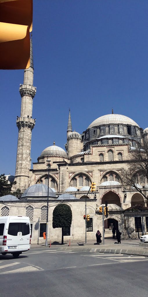 Istanbul, İstanbul, Turkey by Hadi Kazu