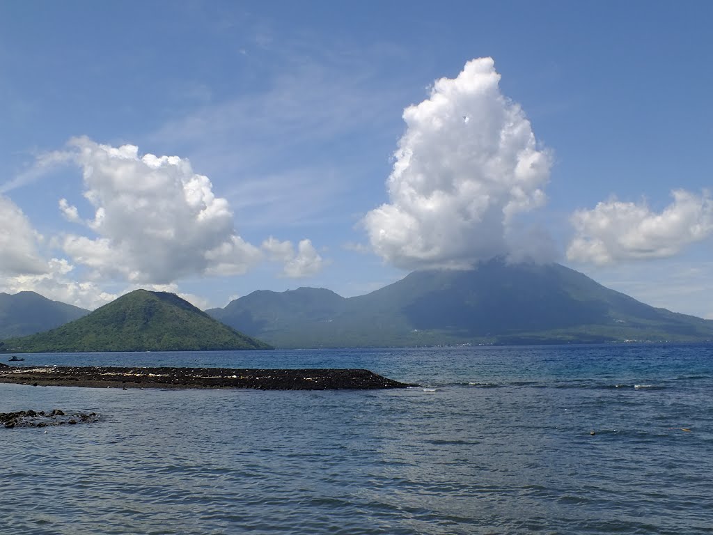 Jalan Raya Sasa, Sasa, Ternate Sel., Kota Ternate, Maluku Utara, Indonesia by Sigit Hantoro