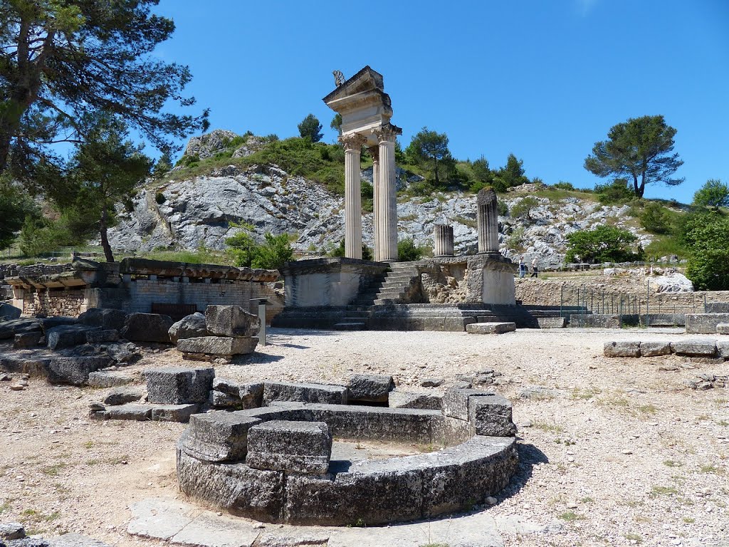 France, sur le site de Glanum voici le reste desTemples géminés by Roger Narbonne