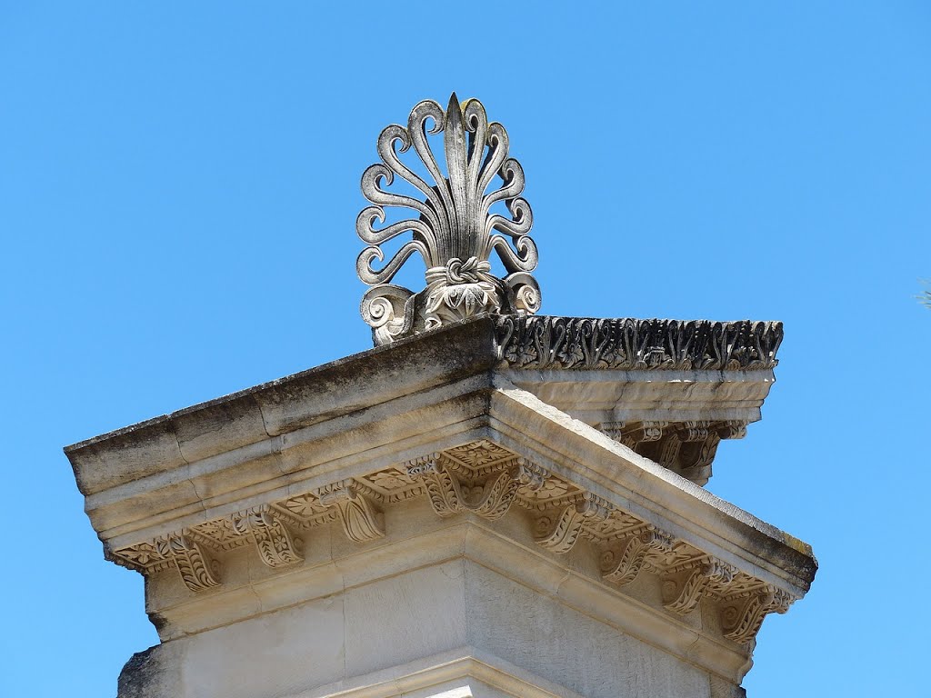 France, un gros plan sur les sculptures du fronton duTemple géminés de Glanum by Roger Narbonne