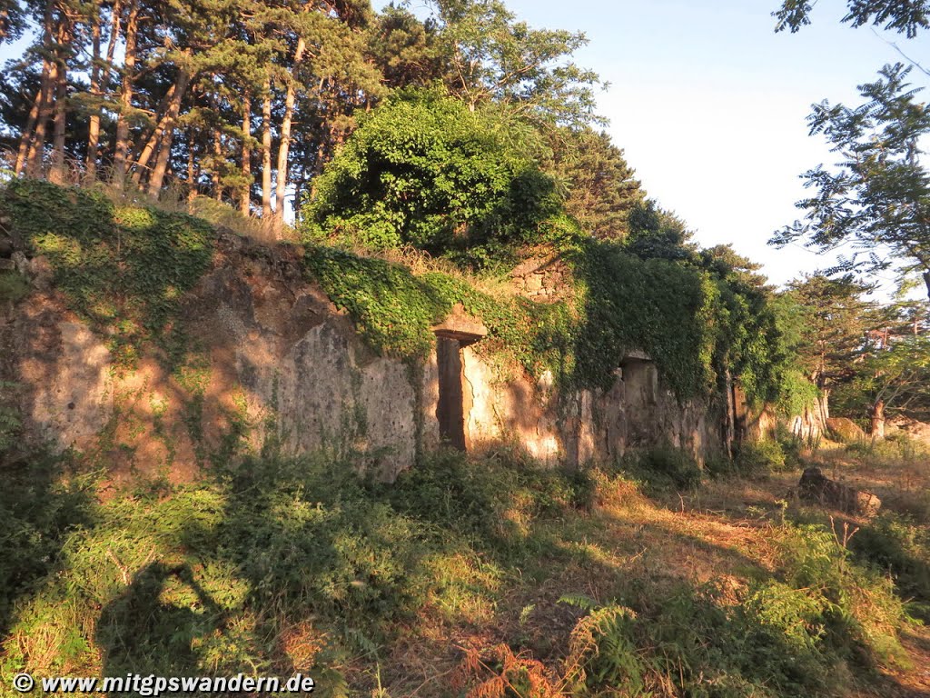 Ruinen am Wegesrand kurz vor dem Abstieg nach Kotor by Wandern mit GPS und …