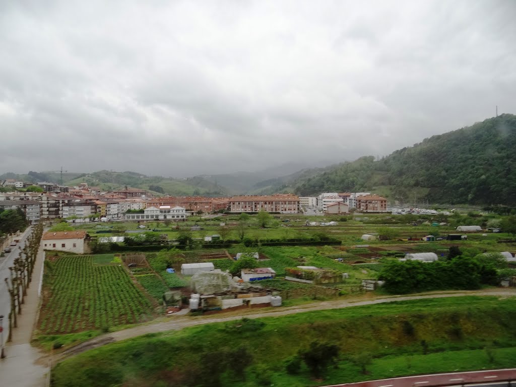 Junto a Rodovia, de Burgos a São Sebastião de Donostia, Espanha. by Paulo Yuji Takarada