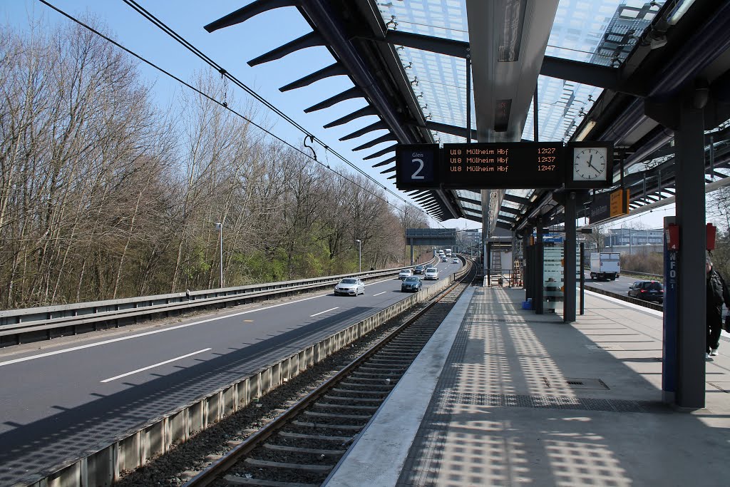 Straßenbahnhaltestelle "Rhein-Ruhr-Zentrum" auf dem Ruhrschnellweg (Mülheim-Heißen) / 9.04.2015 by Daniil Bartholomae