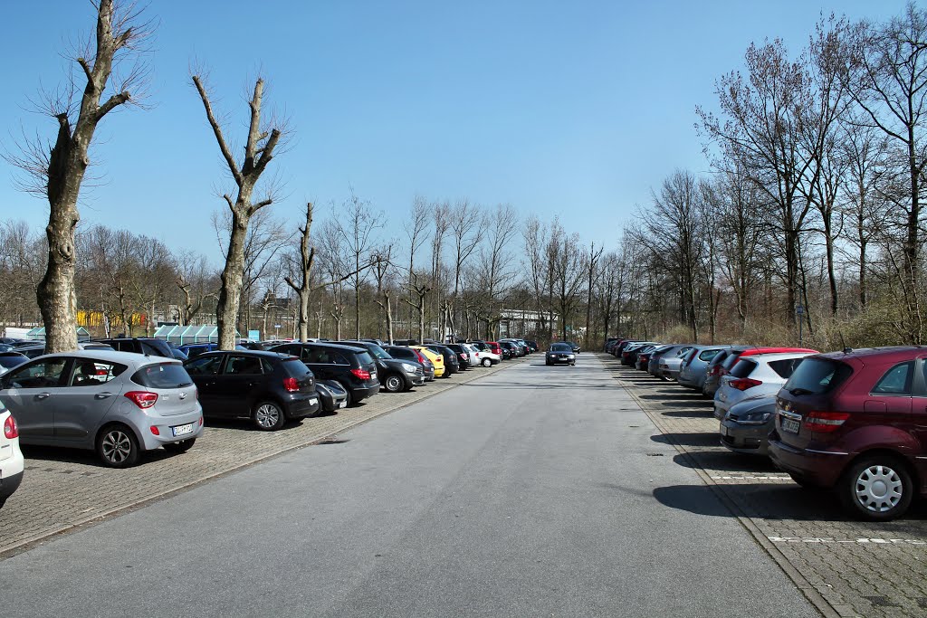 Rhein-Ruhr-Zentrum, Parkplatz (Mülheim-Heißen) / 9.04.2015 by Daniil Bartholomae