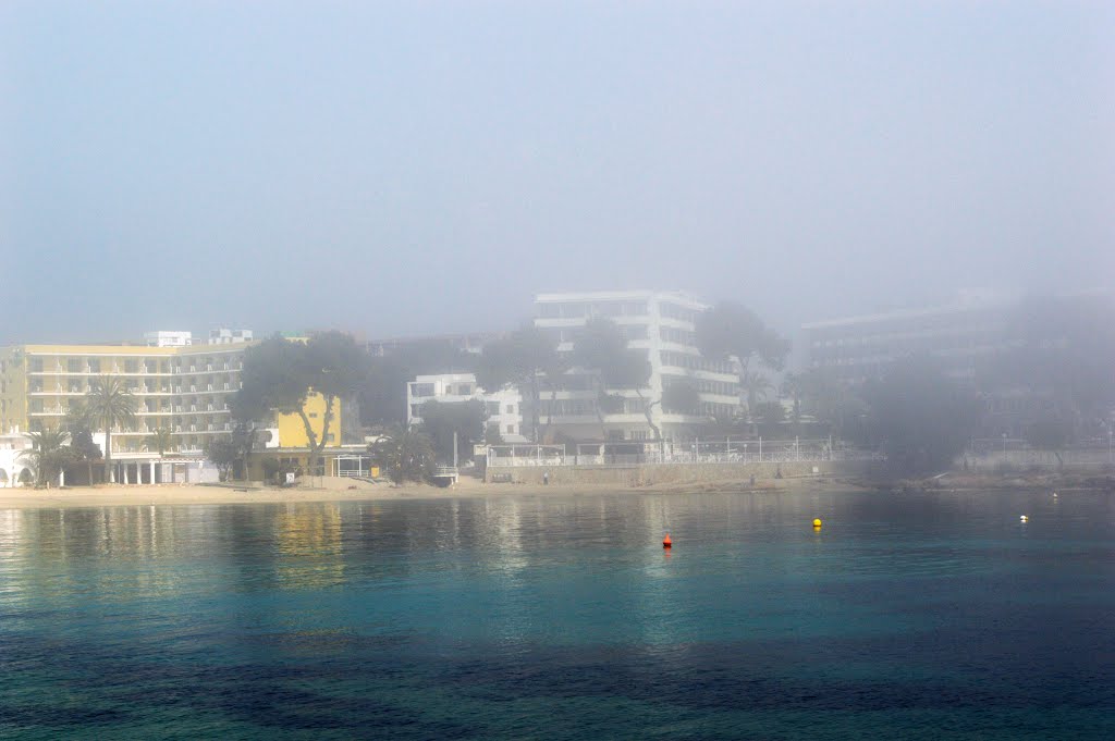 Niebla sobre la playa de Es Canar de Ibiza by Manuel López Gutiérr…