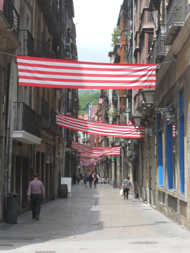 Calle Somera engalanada con los colores del Athletic Club con motivo de la final de la Copa del Rey de 2015 by xabier3007