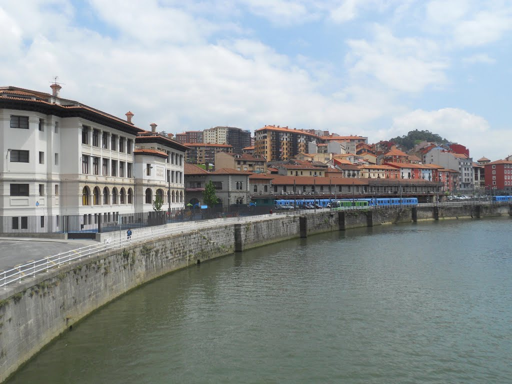 Muelle de Ibeni y estación de Euskotren de Atxuri by xabier3007