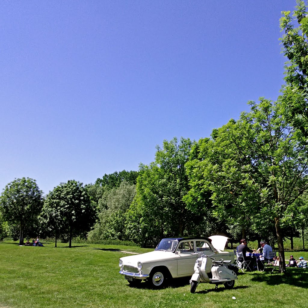 Simca Aronde et Lambretta by Pom' Angers