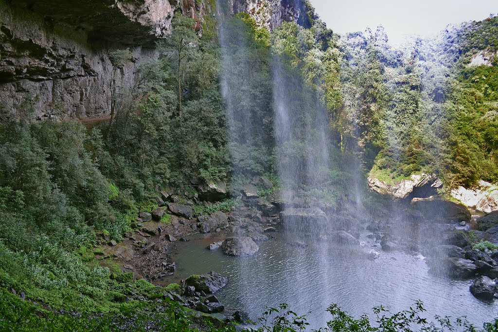 Cascata vista por dentro de sua gruta. by Eloí Farias