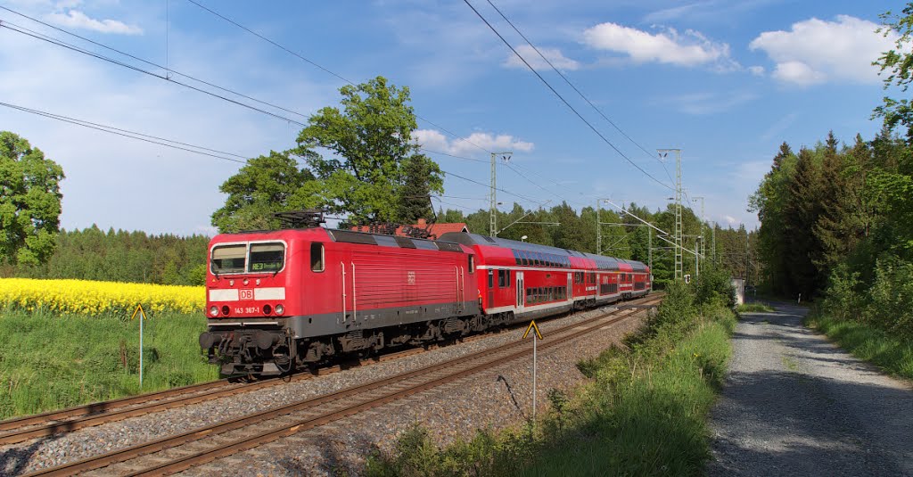 143 367-1 auf der Linie RE3 Hof - Dresden bei BÜ Kornbach - 18.05.2015 by Ivonne Schauerhammer