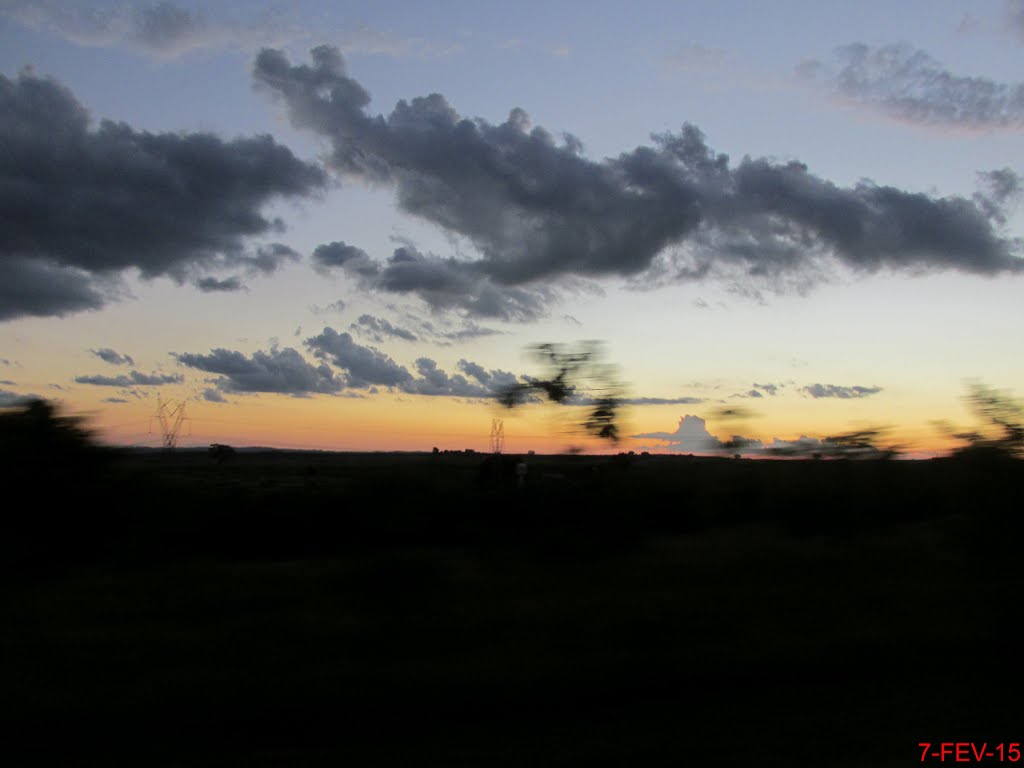 Entardecer na Rodovia José Dela Vechia (SP-323) próximo a Vista Alegre do Alto. by MARCO AURÉLIO ESPARZ…