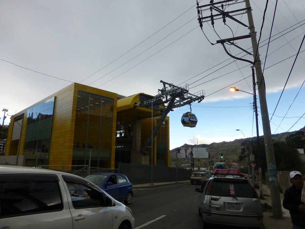 La Paz Schwebebahn Bolivien by Monty Dressen