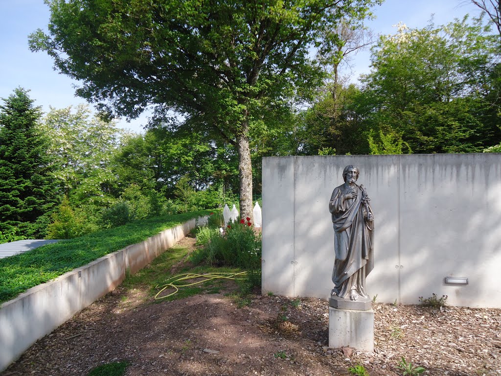 Statue dans le le parc de N.-D. du Haut à Ronchamp by Claudius B.