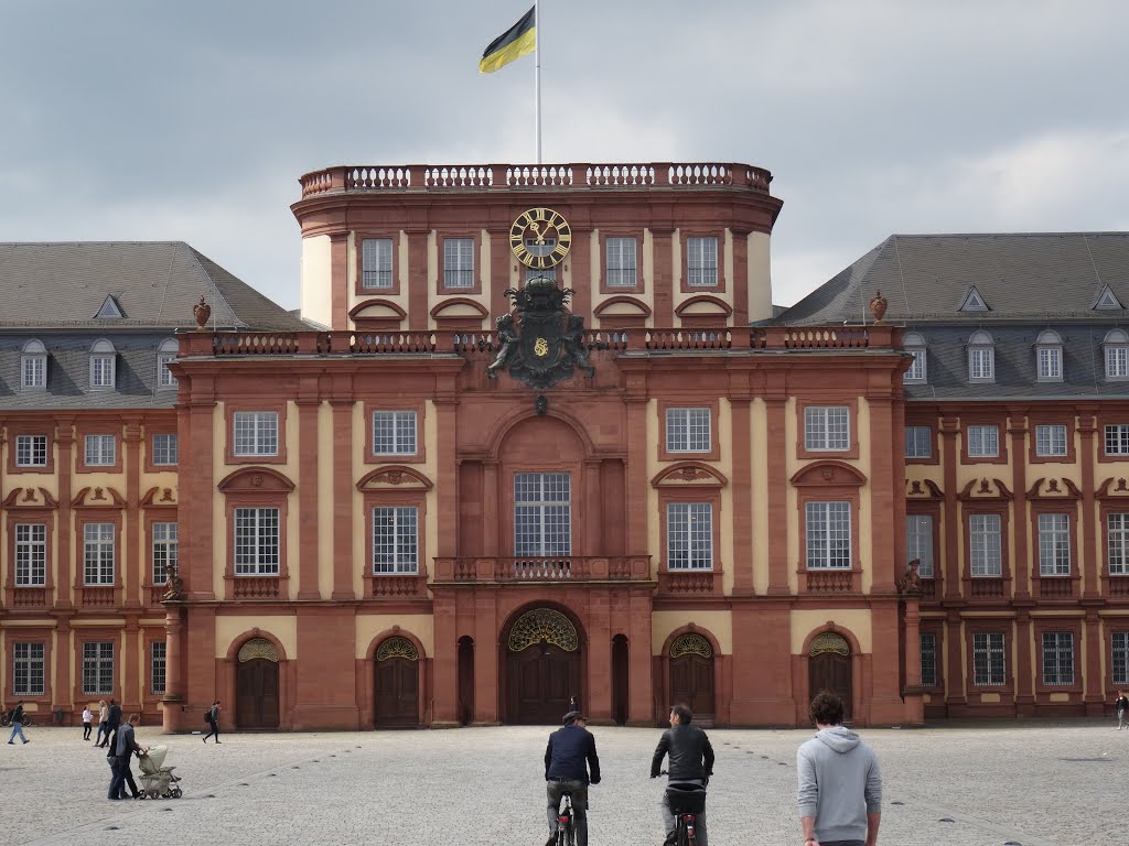 Schloss Mannheim by Lukas Hackbarth