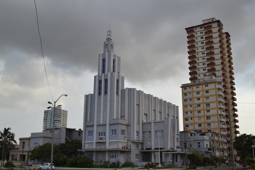 EDIFICIO ART DECÓ DE "CASA DE LAS AMÉRICAS", EN EL VEDADO, LA HABANA. by CÉSAR O. GÓMEZ LÓPEZ