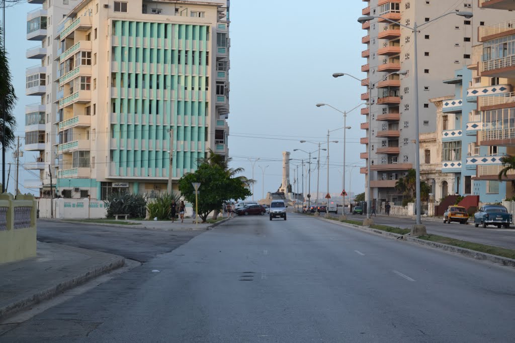 CALLE LÍNEA Y "MONUMENTO A LAS VÍCTIMAS DEL MAINE" AL FONDO. by CÉSAR O. GÓMEZ LÓPEZ