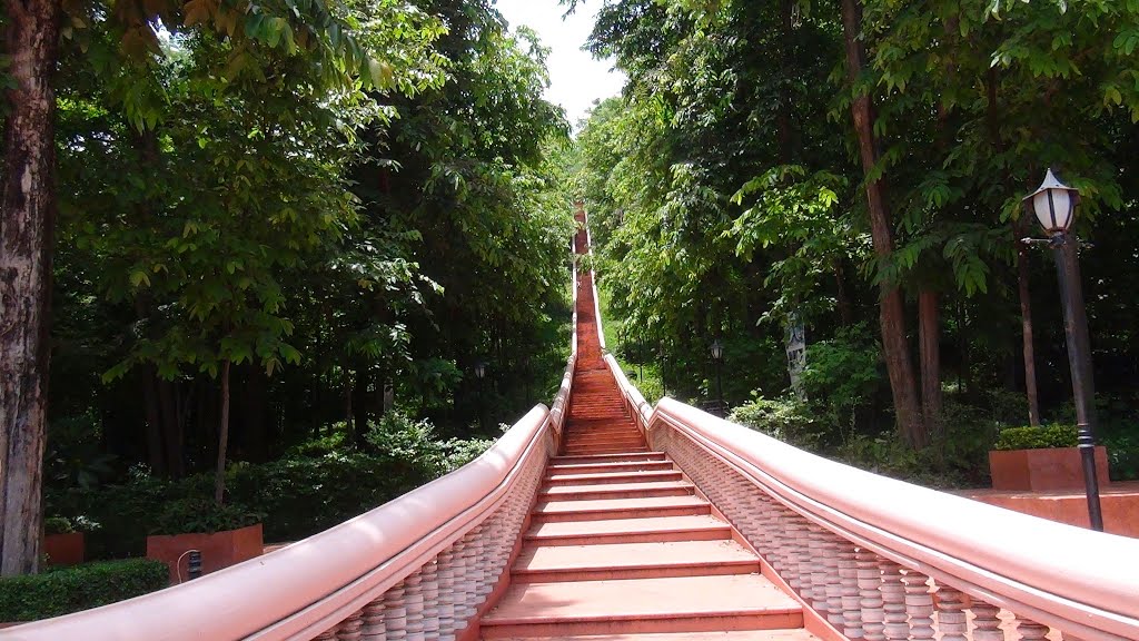 Prasat Khao Kradong by ken kobayashi