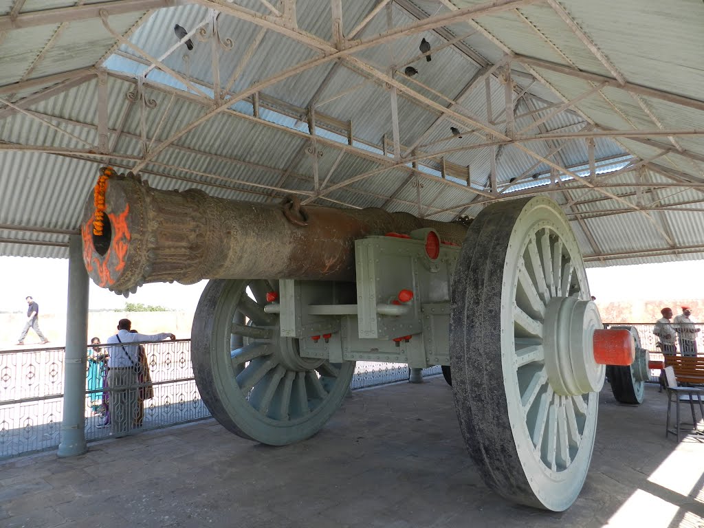 The Jaivana cannon at Jaigarh Fort, Jaipur, Rajasthan by Jereesh Thomas