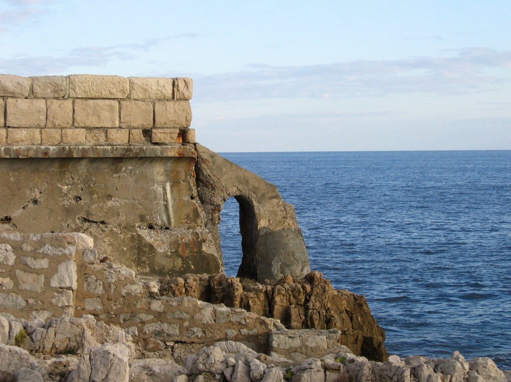 Cap D'Antibes Walls by antenna