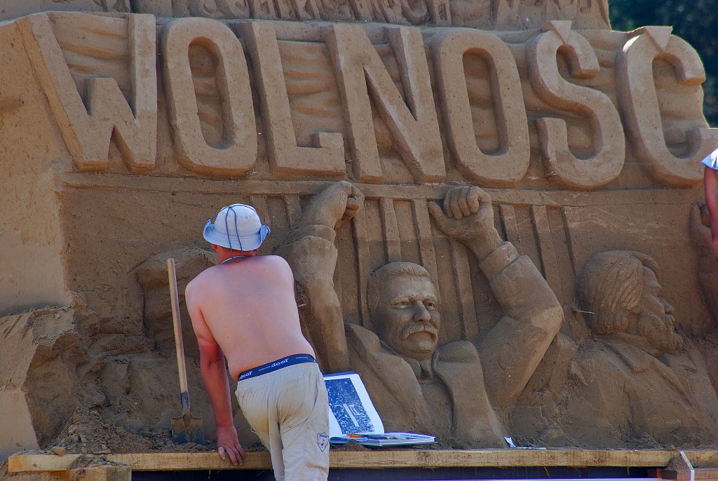 Sculptures in sand by Wlodzimierz Poznansk…