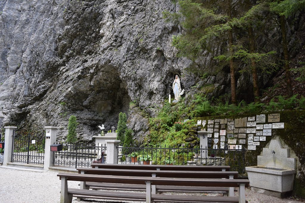 Grandvillard. La grotte dédiée à Notre-Dame de Lourdes by André Chevrolet