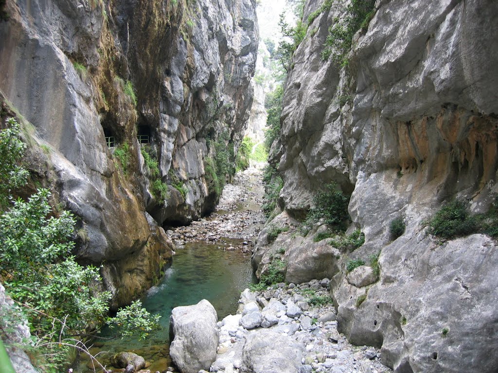 Garganta del Cares by Ramón Sobrino Torren…