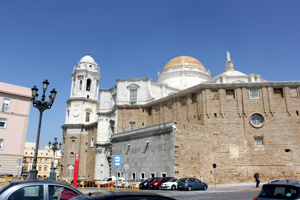 CÁDIZ (ANDALUCÍA) LA CATEDRAL DE SANTA MARÍA DE LAS AGUAS, DESDE LA AVENIDA DE CAMPO DEL SUR by JOSE LUIS OROÑEZ