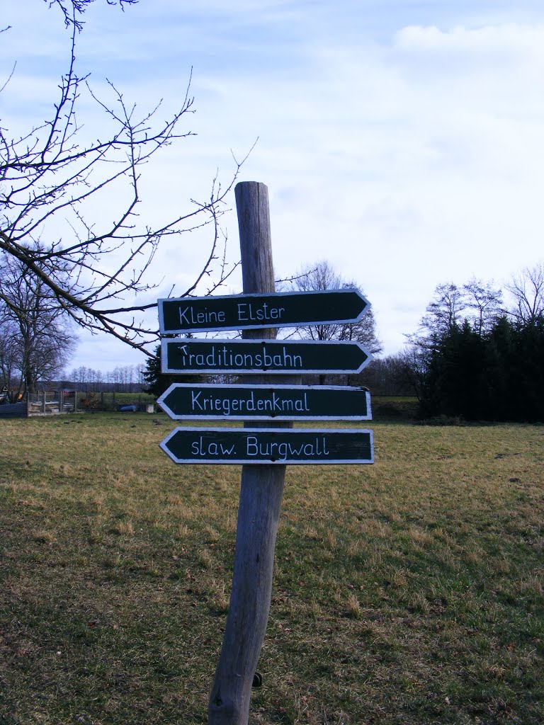 Möllendorf, Gemeinde Sonnewalde, Niederlausitz. Wegweiser am Abzweig nach Finsterwalde. by velthurvik