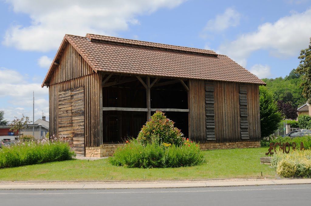 Symbol of Sarlat at a roundabout: an rebuilt old wooden Tobacco drying barn. Now a landmark!! by Henk Monster