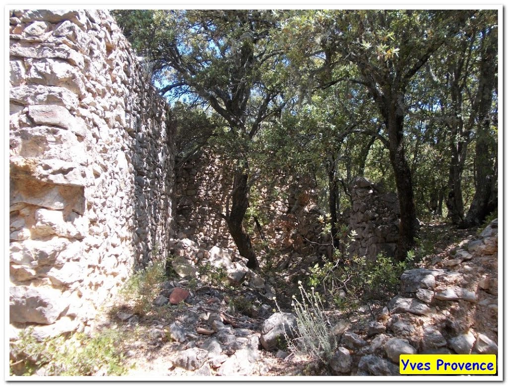 Le hameau abandonné des Garduères by Yves en Provence