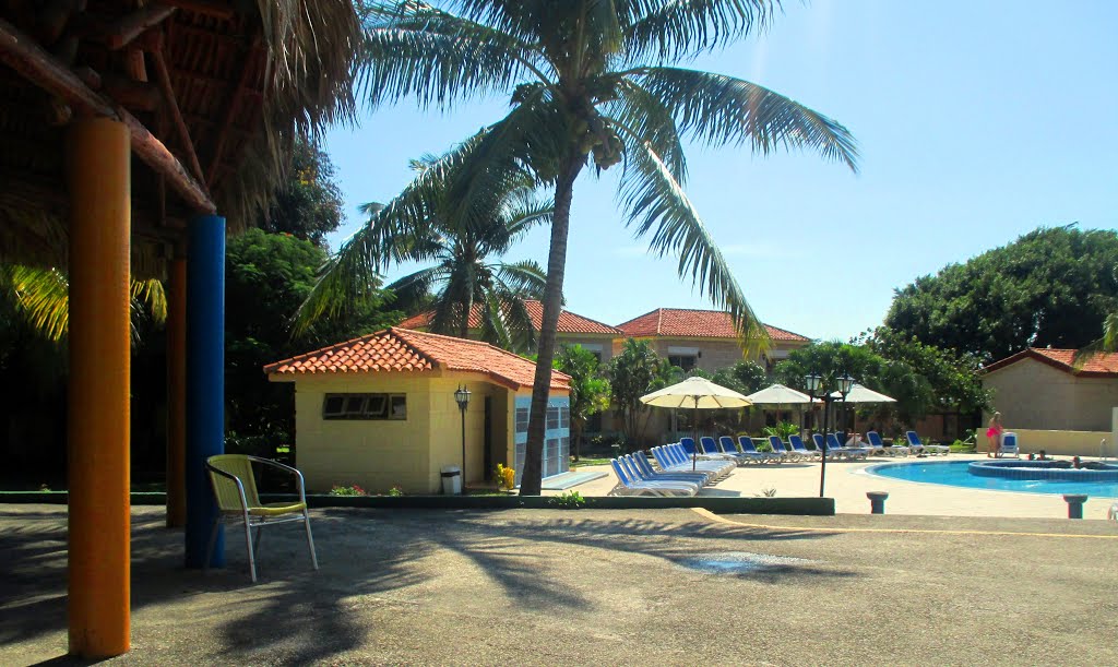 Varadero, Cuba by Rolando Hernandez