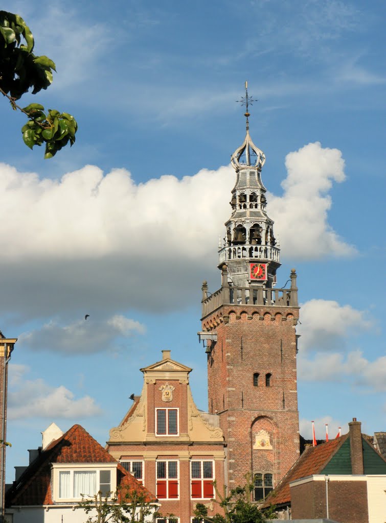 Speeltoren vanaf de parkeerplaats by Martin Klumper