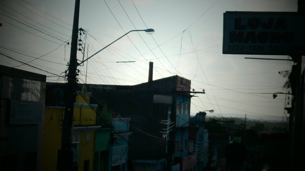 Fios e Casarões na Rua da Republica. João Pessoa PB.. by Ben Hur Brito