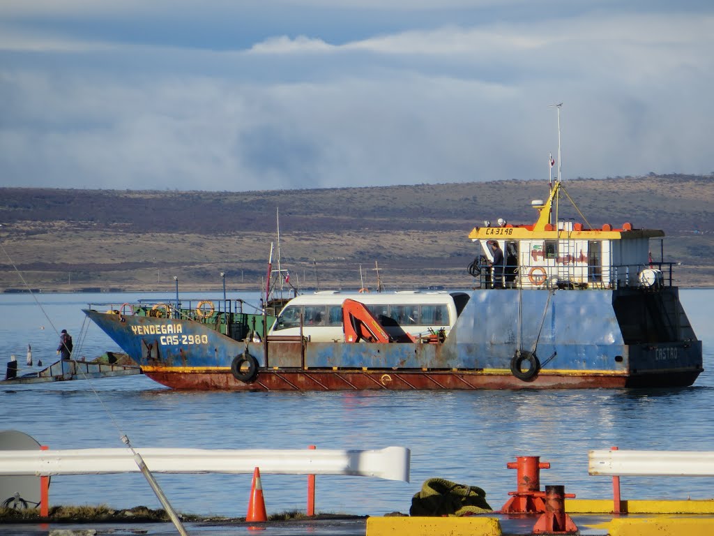 Ferry en Puerto Natales arribando by nachomolina2