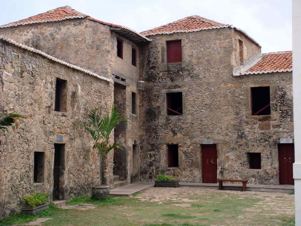 Interior da fortaleza construída em pedra by Guilherme Coelho