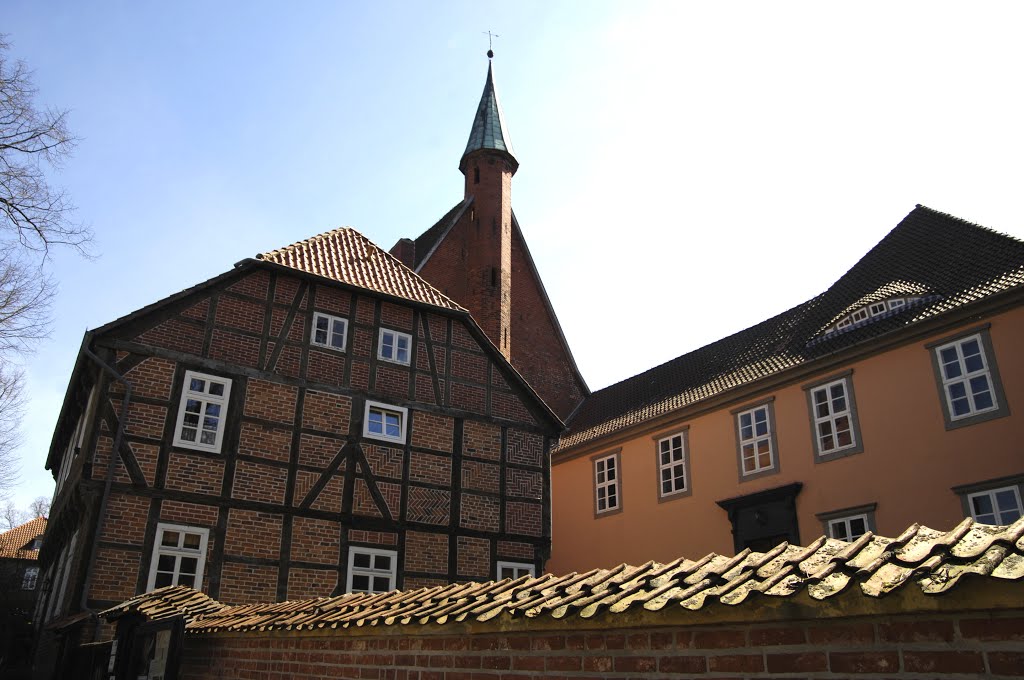 Hankensbüttel, Kloster Isenhagen, immer wieder ergänzten weitere Gebäude den Gesamtkomplex by Uwe Gehring