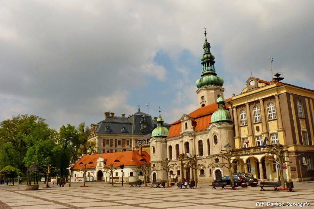 Pszczyna. Ratusz i kościół ewangelicko-augsburski. by Dariusz Domagała