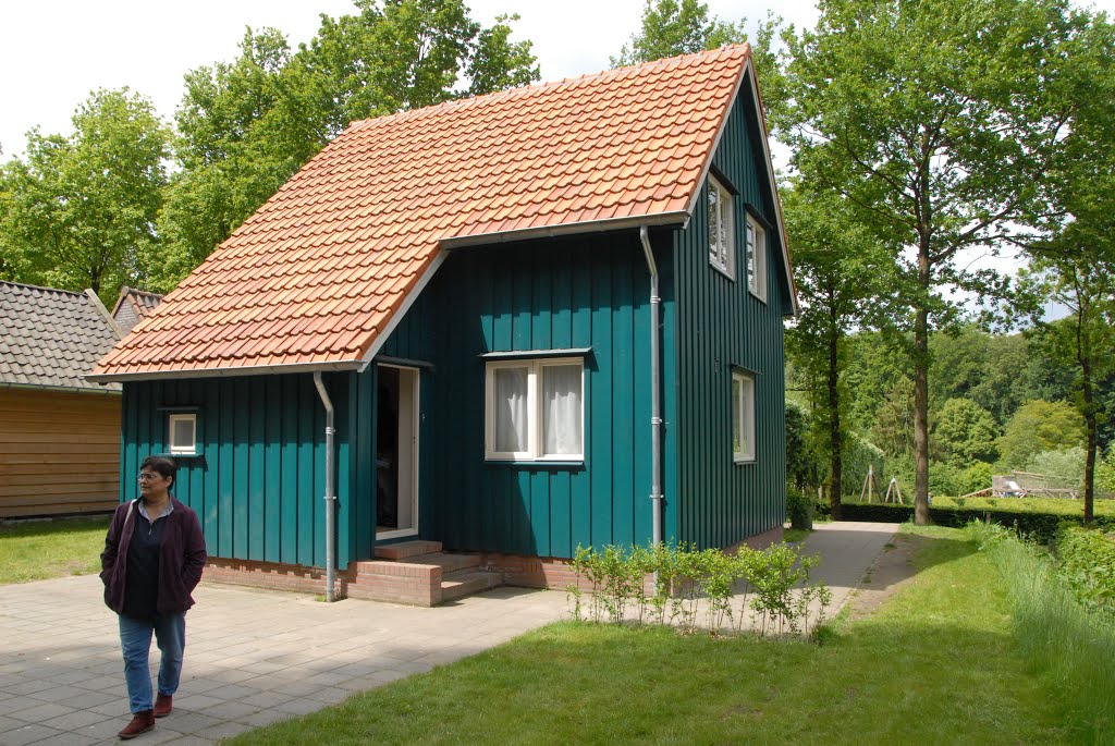 Noorse houten woning uit Raamsdonksveer (Nbr), in het Nederlandse Openlucht museum. by Arij M van Waart