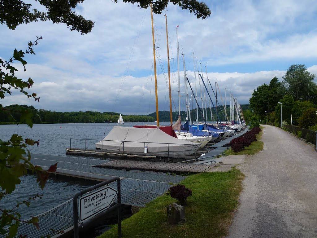 Liegeplatz am Baldeneysee. ( Mooring in the Baldeneysee ) by Dendrobates