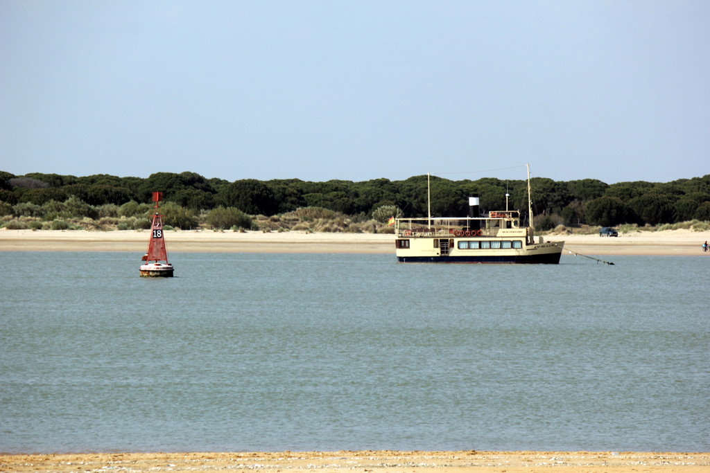 SANLÚCAR DE BARRAMEDA (CÁDIZ) BARCO ANCLADO EN EL RÍO by JOSE LUIS OROÑEZ